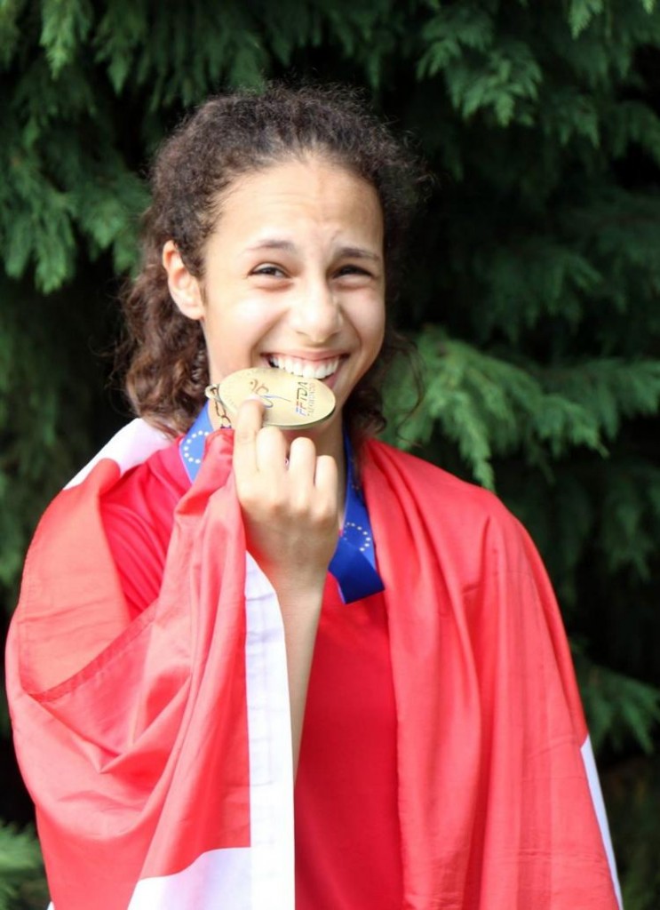 Amina Khouani er glad for sin bronzemedalje. Foto: Risskov TAekwondoklub.