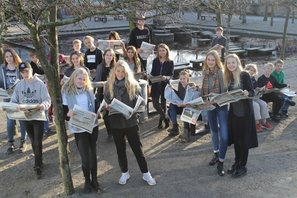 7d på skæring Skole med trykte udgaver af deres vinderaviser. Foto: Skæring Skole.