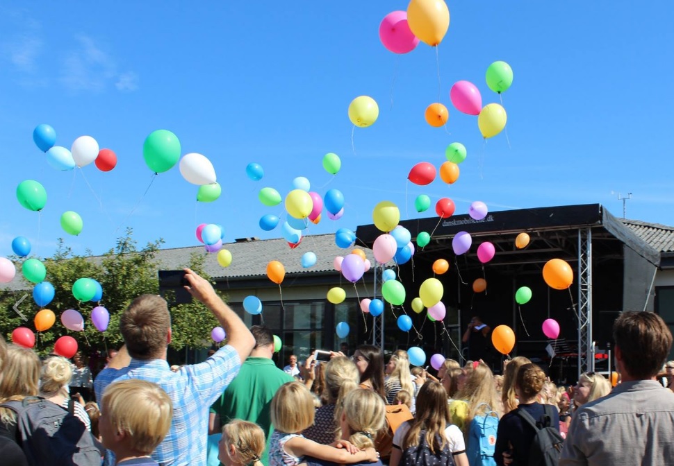 Biologisk nedbrydelige balloner blev sendt til vejrs, da Skæring Skole fejrede sit 40-årige jubilæum. Foto: Skæring Skole.